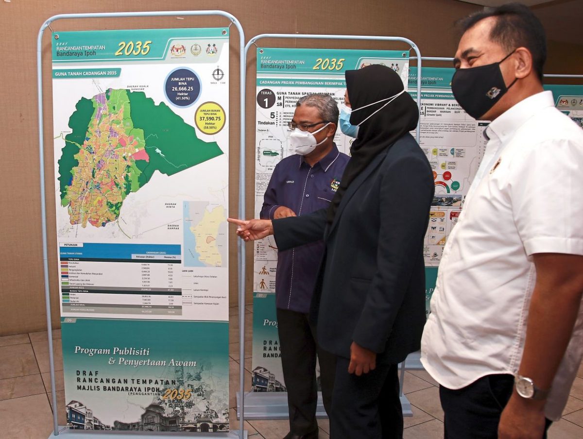 Nolee Ashilin (second from right) looking at the Ipoh Local Draft Plan 2035 with Ipoh mayor Datuk Rumaizi Bahrin (left) and PLANMalaysia deputy director (planning) Mohamad Faidzal Hamzah. — Photo by RONNIE CHIN/The Star