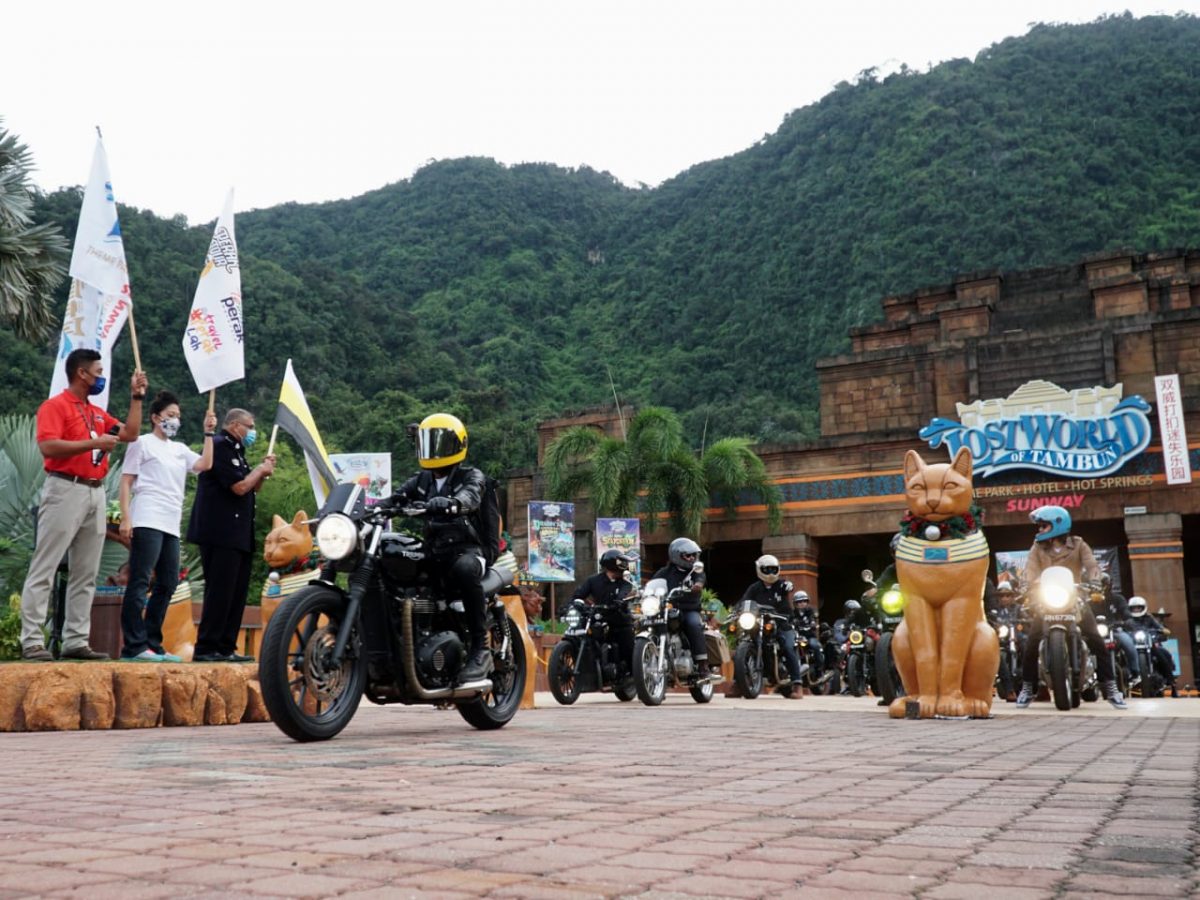 NURMALIS Musa (dua dari kiri) melepaskan peserta Perak Tour 2021 di Lost World of Tambun, Ipoh, Perak, hari ini. - UTUSAN/ZULFACHRI ZULKIFLI